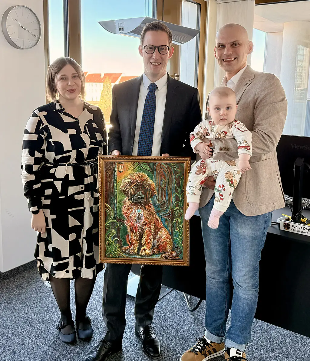 Die Familie Kostiuk im Rathaus mit OB Tobias Degode und dem Gemälde Wächter Leo